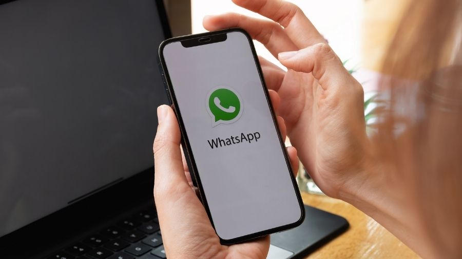 WhatsApp Plus, an Android-exclusive modded app, boasts a feature-rich environment that goes beyond the official app. It empowers you with a robust customization option, allowing you to dive into a world of themes, fonts, and chat bubble colors to transform your typical WhatsApp interface into a visual masterpiece that reflects your unique style.